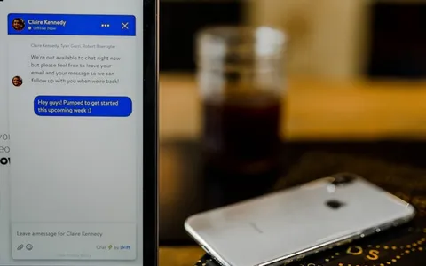 Pessoa trabalhando como chatter de OnlyFans em casa, gerenciando conversas e vendas online em dólares.