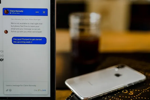 Pessoa trabalhando como chatter de OnlyFans em casa, gerenciando conversas e vendas online em dólares.