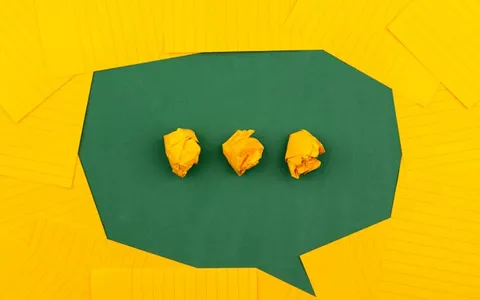 Chatter profissional gerenciando conversas e vendas no OnlyFans durante a noite para maximizar a renda de uma criadora de conteúdo