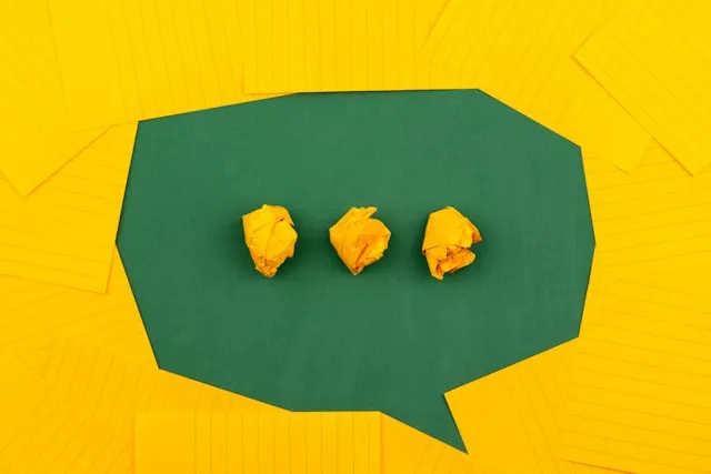 Chatter profissional gerenciando conversas e vendas no OnlyFans durante a noite para maximizar a renda de uma criadora de conteúdo