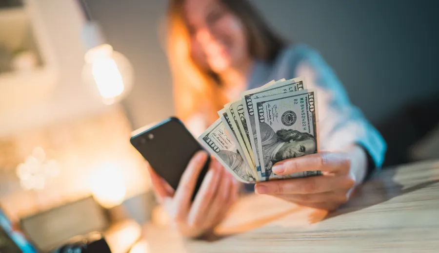 OnlyFans creator counting her money
