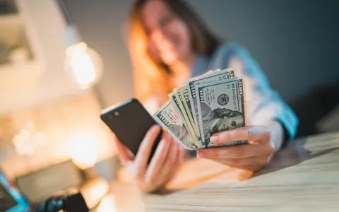OnlyFans creator counting her money